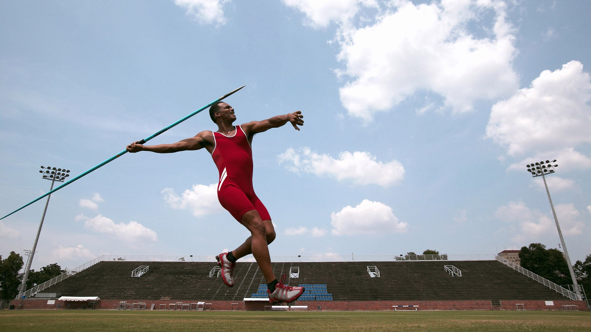 哈兰德统治级数据引爆热议，NBA季后赛之夜的跨界体育启示